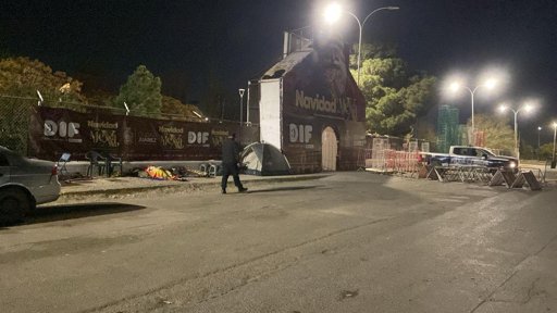 La Fe en Santa Bombero: Familias Acampan Días Antes por Juguetes en Ciudad Juárez