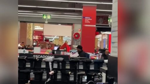 Homem destrói equipamentos eletrónicos à martelada em loja do NorteShopping