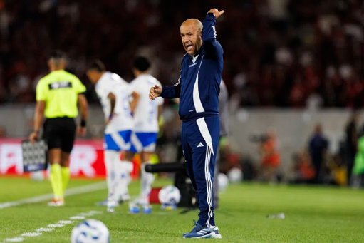 Lesão de Sinisterra Altera Planos do Cruzeiro em Jogo Decisivo