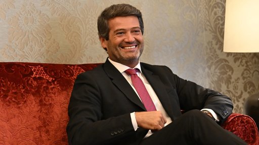 Declarações de Ventura sobre Salazar e Cartazes Polémicos Marcam Início da Corrida Presidencial