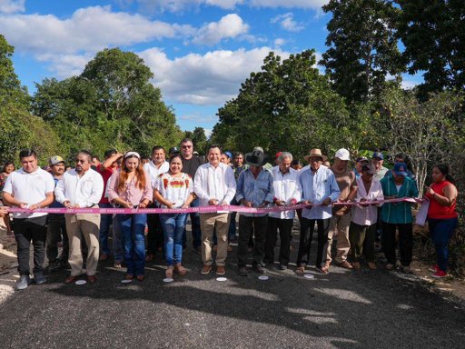 Inauguran caminos sacacosechas en Akil, Yucatán, beneficiando a 10 mil productores