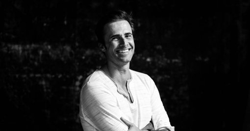 Ator Romeu Costa aborda vulnerabilidade e controvérsia no podcast 'A Beleza das Pequenas Coisas'