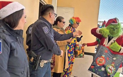 Agentes de investigación estatal llevan alegría a niños en hospitales y albergues