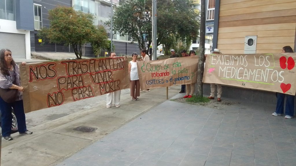 Pacientes trasplantados protestan por fallas en el sistema de salud