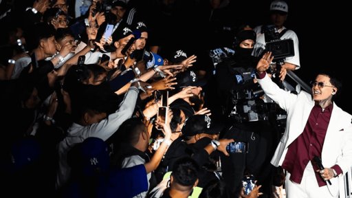 Blessd sorprende en pleno concierto al regalar una casa a una fanática