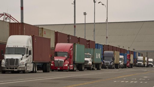 Gobierno de Trump ordena la revisión de 55 millones de visas y suspende permisos para camioneros