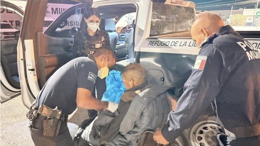 Policías de Ciudad Juárez rescatan a adulto mayor en situación de abandono