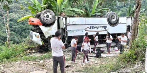Tragedia en Emiliano Zapata: volcadura de autobús deja estudiantes fallecidos y decenas de heridos