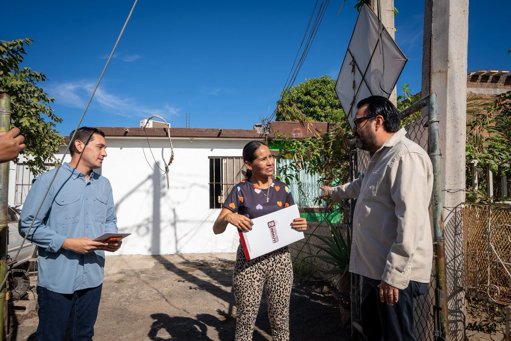 Familias de Nueva Galicia reciben escrituras de sus casas tras 15 años de espera