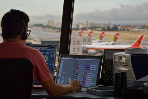 Paralisação do Governo dos EUA Ameaça Tráfego Aéreo e Deixa Trabalhadores Sem Salário