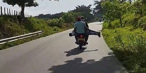 Familias transportan a sus muertos en motocicleta ante ausencia de autoridades en Magdalena