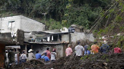 Una familia entera muere sepultada por deslave en Huauchinango, Puebla