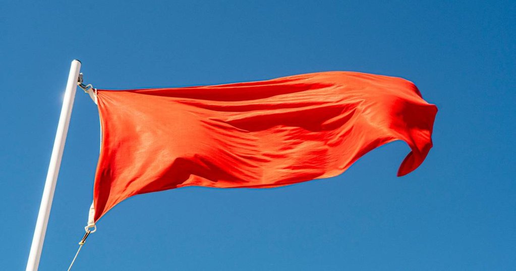 Contaminação na Praia da Nazaré Provoca Doença em Dezenas de Pessoas e Interdição a Banhos