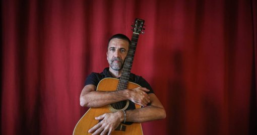 Manel Cruz aborda ativismo e a indústria musical no podcast 'Posto Emissor'