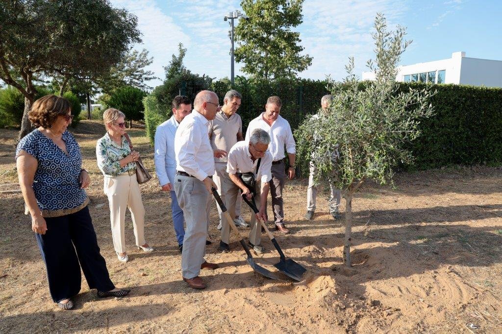 Vilamoura inicia plano de recuperação ambiental com plantação da primeira árvore do novo Parque Verde