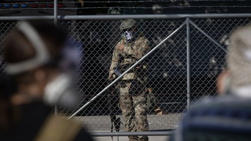 Administração Trump Intensifica Políticas de Imigração com Deportações em Massa e Detenções