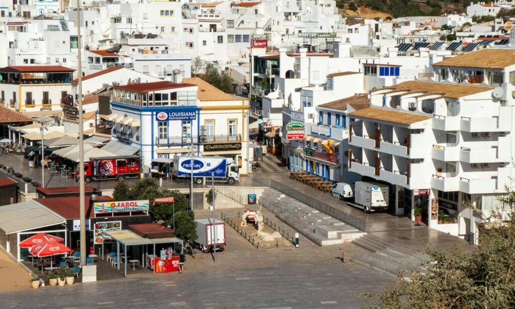 Albufeira Restringe Venda Noturna de Álcool para Combater Desordem Pública