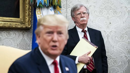 Ex-Conselheiro John Bolton Acusado de Crimes Federais em Caso com Contornos Políticos