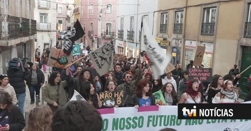 Ativistas climáticos marcham em Lisboa pelo fim dos combustíveis fósseis até 2030