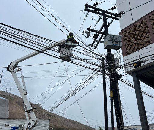 Fuertes lluvias del frente frío número 14 causan caos vial, accidentes y apagones en Tijuana
