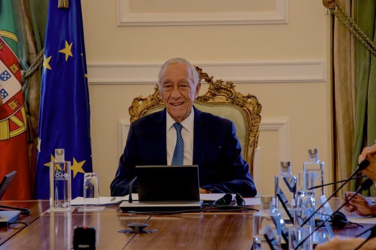 Marcelo Rebelo de Sousa Aguarda Fim do Verão para Avaliar Resposta do Governo à Crise nas Urgências