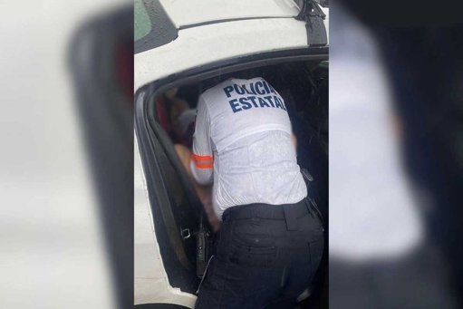 Policía estatal asiste en el nacimiento de una bebé dentro de un taxi en Toluca