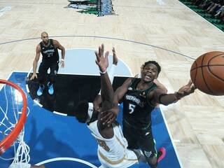 Fin de série pour Toronto, surpris en prolongation par les Hornets