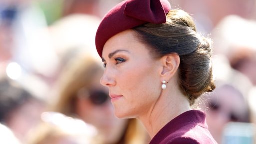 Gesto de Apoio: O Beijo Afetuoso de Kate Middleton ao Rei Carlos III em Momento de Luto