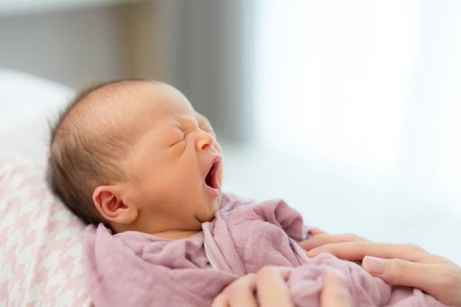 Le nouveau congé de naissance financé par une révision des allocations familiales