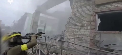 Guerre en Ukraine : Combats intenses, frappes russes et appels à l'aide de Kiev