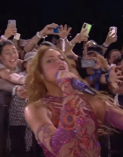 Incidente viral: fan jala el cabello de Shakira en pleno concierto