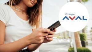 Grupo Aval habilita transferencias de dinero a través de WhatsApp en Colombia