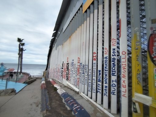 Mujer migrante de Oaxaca fallece al caer del muro fronterizo en Tijuana