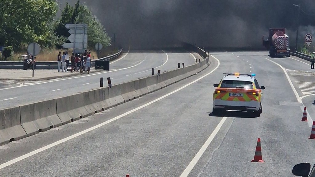 Incêndio em Fábrica de Coimbra Leva a Alerta à População e Corte do IC2