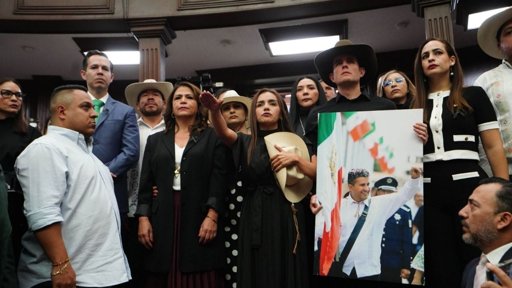 Tras asesinato de Carlos Manzo, su viuda Grecia Quiroz rinde protesta como alcaldesa de Uruapan