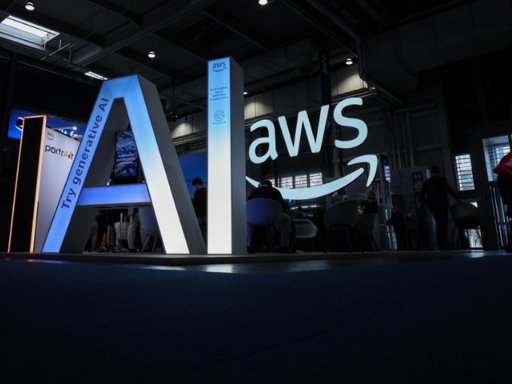 Amazon desafía a Nvidia con su chip Trainium3 y a la vez se alía con ella