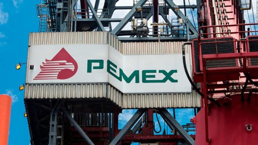 Fitch Eleva Calificación de Pemex a 'BB+' Tras Respaldo del Gobierno