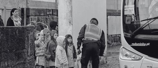 Gesto de Proximidade: GNR de Braga Garante Segurança de Crianças em Dia de Chuva Intensa