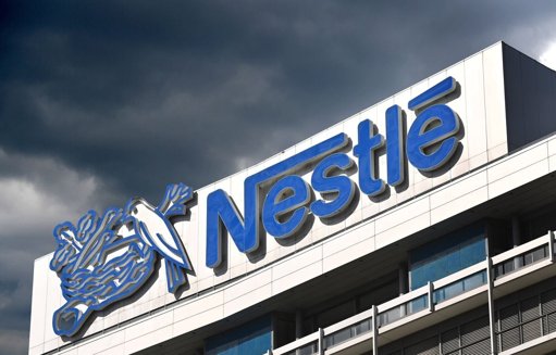 Nestlé annonce 16 000 suppressions de postes, l'action bondit de plus de 8%