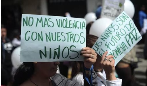 Utilizan tanqueta del Esmad para rescatar a presunto abusador de un intento de linchamiento en Bogotá