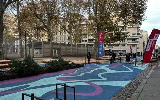 À Lyon, un ancien parking transformé en jardin public devant une école