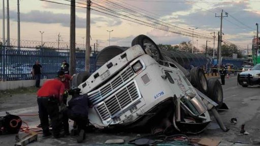 Conductor de tráiler muere al caer de puente en la carretera Reynosa-Río Bravo