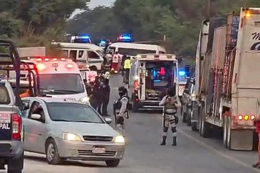 Choque frontal entre dos combis deja tres muertos en Lázaro Cárdenas