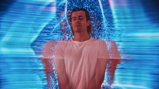 Ator Albano Jerónimo contracena com Inteligência Artificial em palco