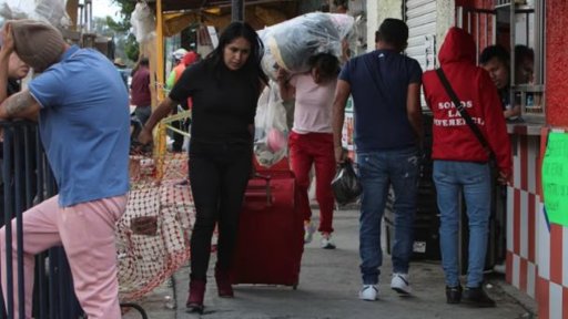 Autoridades de Iztapalapa Brindan Apoyo a Familias Evacuadas por Socavón