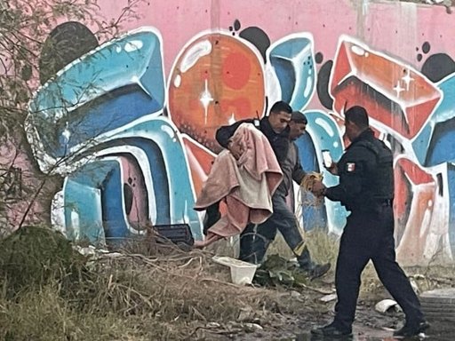Policías de Juárez rescatan a perro atrapado en un canal de irrigación