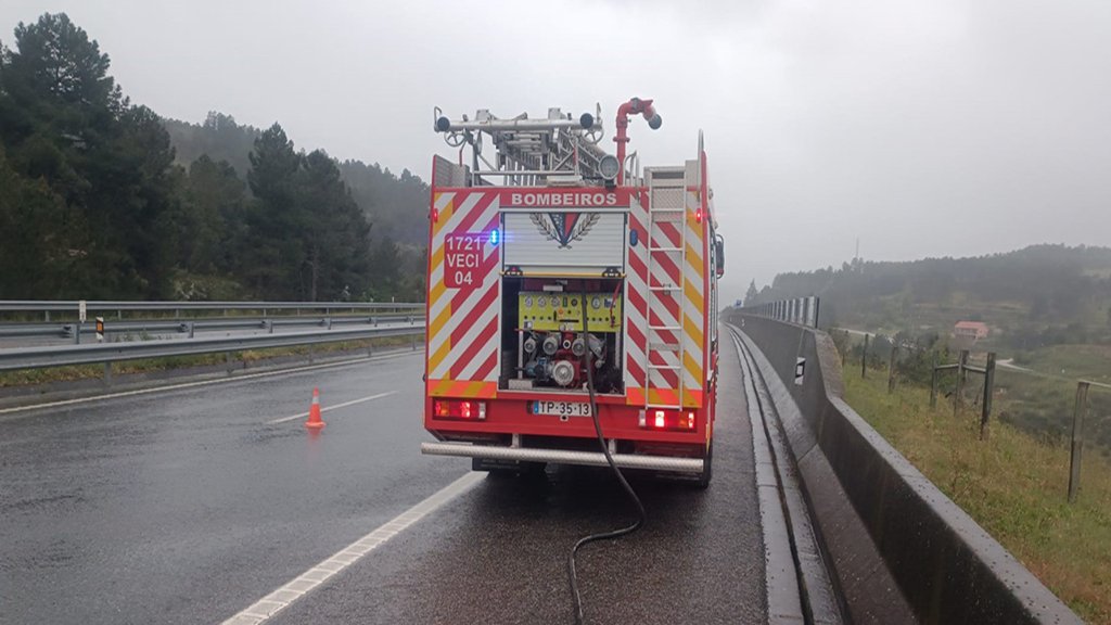 Incêndio em camião carregado de linho obriga ao corte da A24