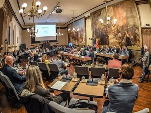 Sondage à Perpignan : le maire RN Louis Aliot en position de force pour 2026