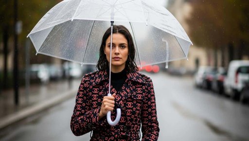 La veste de pluie magique de Chanel : un phénomène viral où la mode rencontre la science