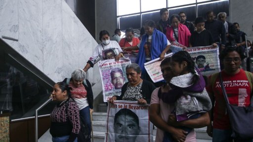 Padres de los 43 normalistas de Ayotzinapa retoman protestas a 11 años de la desaparición